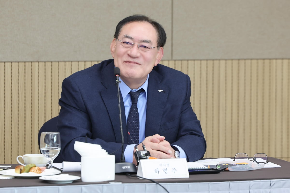 主场迎战奥格斯堡，拜仁发布赛前海报：穆勒、奥利塞pk沃尔夫