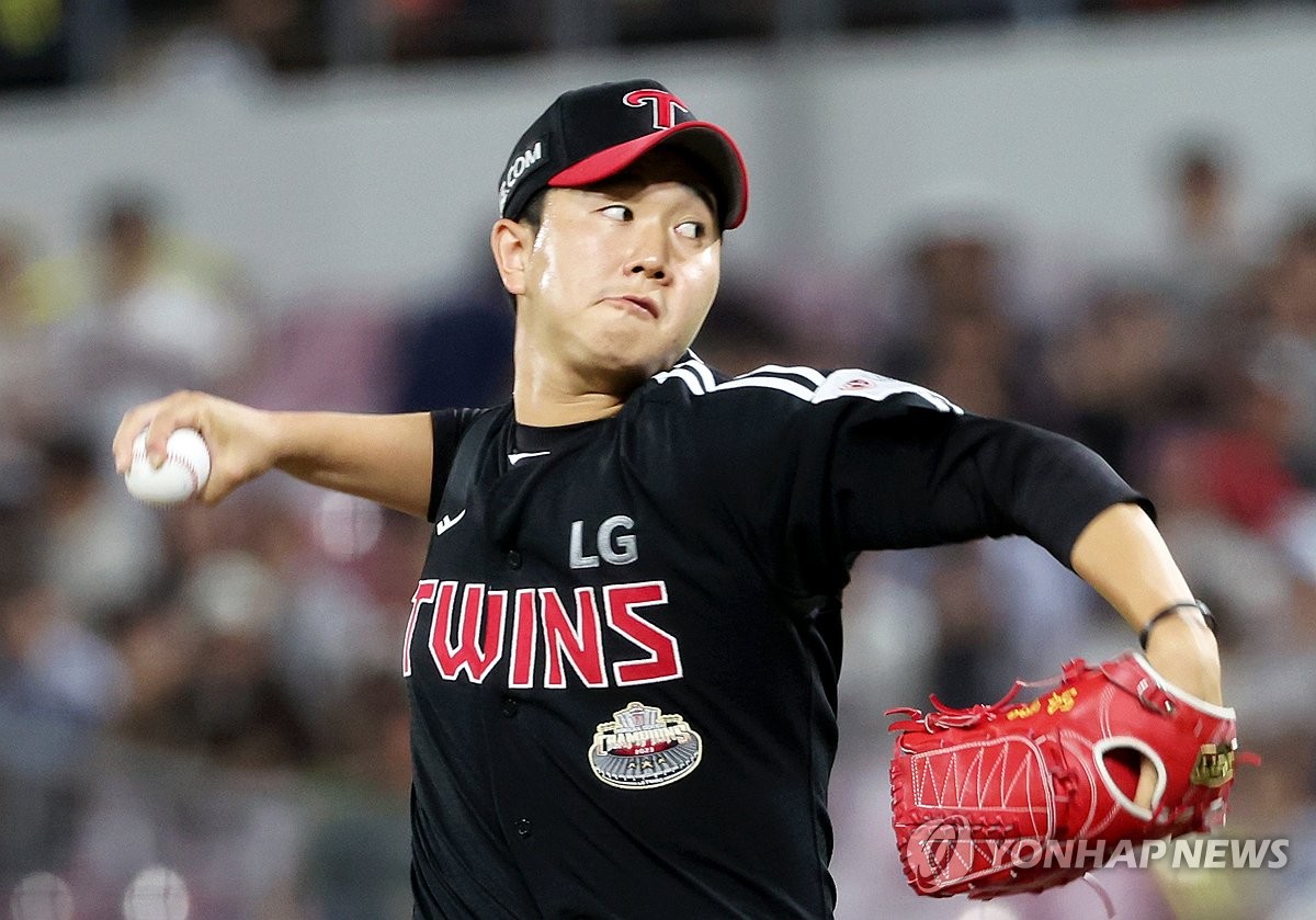 7球大胜心情大好！赛后滕哈赫第一时间为球迷签名