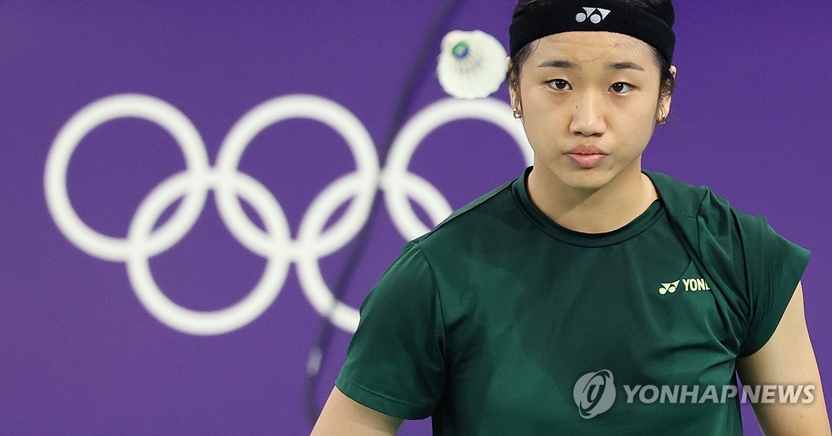 拜仁1-4落后巴萨，被换下的穆勒在替补席面露难色